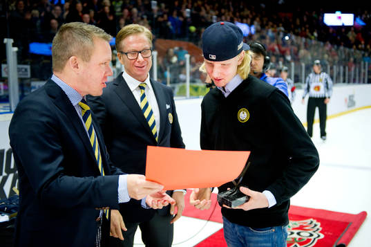 Västergötlands Rasmus Dahlin tar emot Lillstrimmas