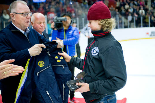 Dalarnas Adam Boqvist tar emot Skodas pris för MVP