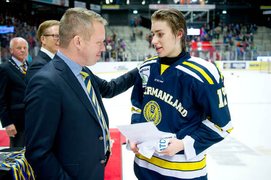 Ångermanlands Jesper Östman tar emot pris för matchens