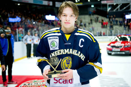 Ångermanlands Lukas Wernblom tar emot Sven Tumbas