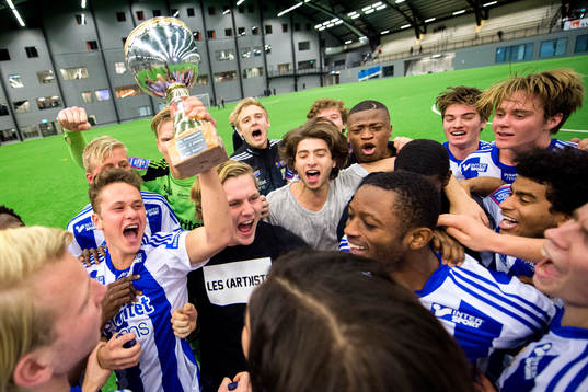 IFK Göteborg jublar med pokalen