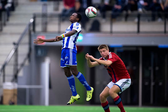 IFK Göteborgs Prosper Kasim nickar bollen