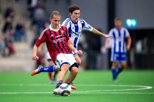 Djurgårdens Gabriel Beckman i kamp om bollen med IFK