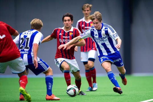 Djurgårdens Marijan Cosic jagar IFK Göteborgs Isak Edlund