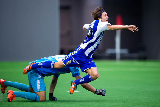 IFK Göteborgs Patrik Karlsson Lagemyr faller