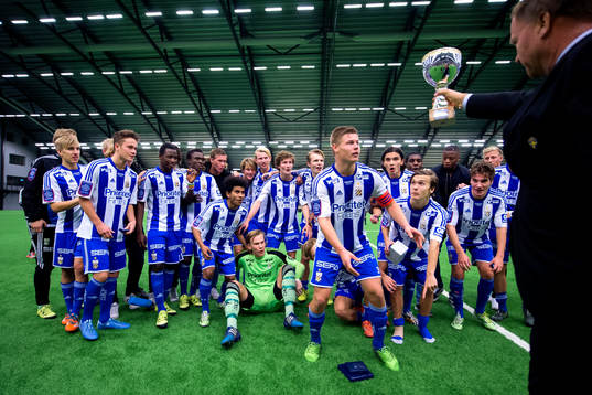 IFK Göteborgs spelare tar emot pokalen