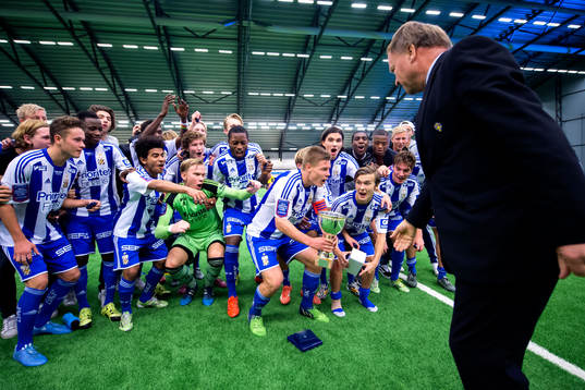 IFK Göteborgs spelare tar emot pokalen