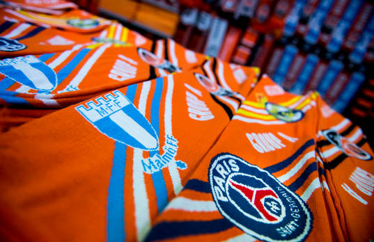 Halsdukar säljs i Shakhtar Donetsks souvenirbutik