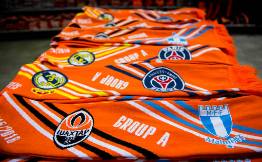 Halsdukar säljs i Shakhtar Donetsks souvenirbutik