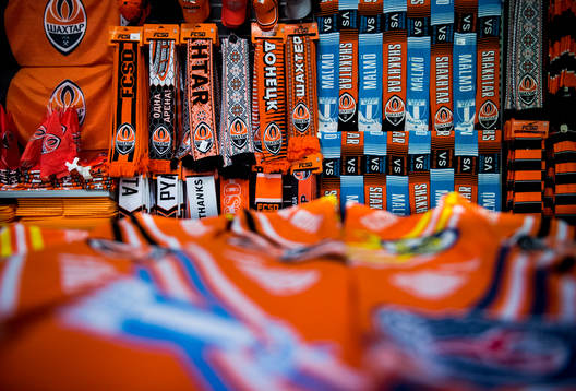 Halsdukar säljs i Shakhtar Donetsks souvenirbutik