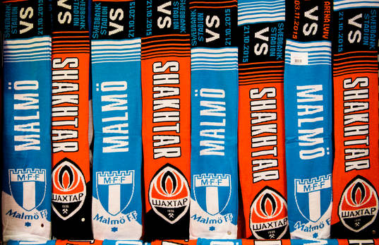 Halsdukar säljs i Shakhtar Donetsks souvenirbutik