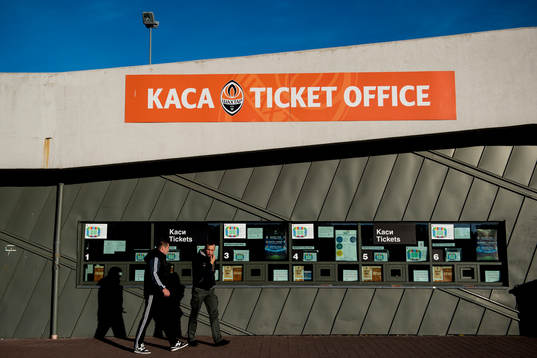 Biljettförsäljning utanför Arena Lviv