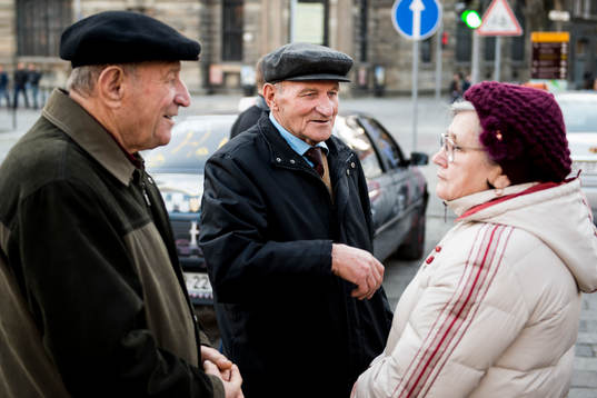 Ukrainska invånare i samtal en söndagseftermiddag