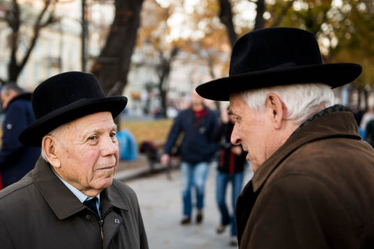 Ukrainska invånare i samtal en söndagseftermiddag