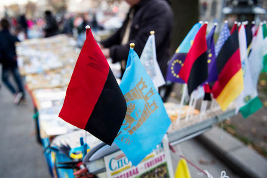 Ukrainska röd-svarta nationalist flaggan säljs