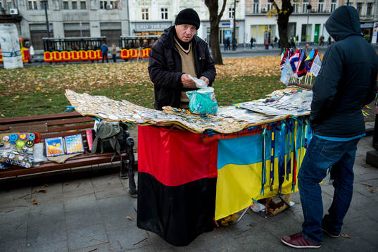 Ukrainska röd-svarta nationalist flaggan på en marknad en