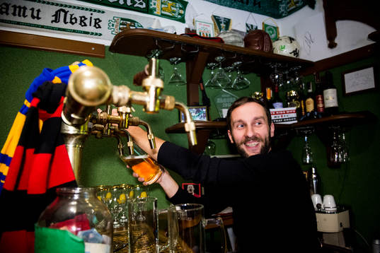 Orést Pater jobbar som bartender i Shakhtar Donetsk