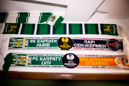 Karpaty Lviv halsdukar som hänger upphängda i Shakhtar