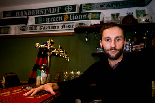 Orést Pater som jobbar som bartender i Shakhtar Donetsk