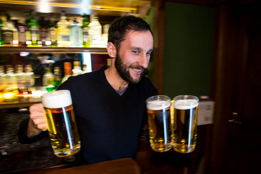 Orést Pater jobbar som bartender i Shakhtar Donetsk