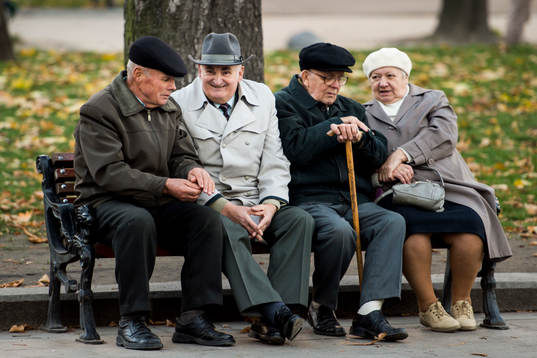 Ukrainsk befolkning sitter på en parkbänk en