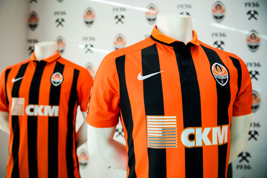Matchtröjor till salu i Shakhtar Donetsk souvenirshop