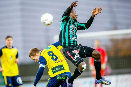 Ängelholms Christian Ljungberg och Varbergs Nsima Peter i
