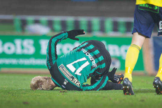 Varbergs Mats Andre Kaland ligger på marken