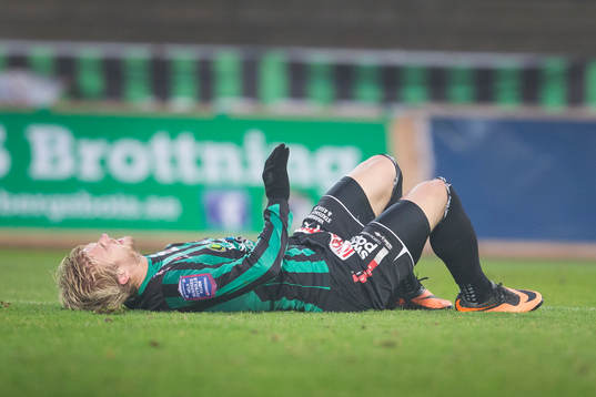 Varbergs Mats Andre Kaland ligger på marken