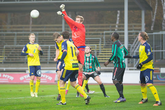 Ängelholms målvakt Oscar Berglund rensar undan bollen vid