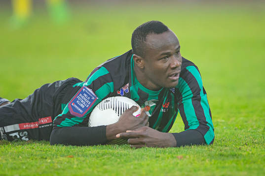Varbergs Nsima Peter ligger på marken