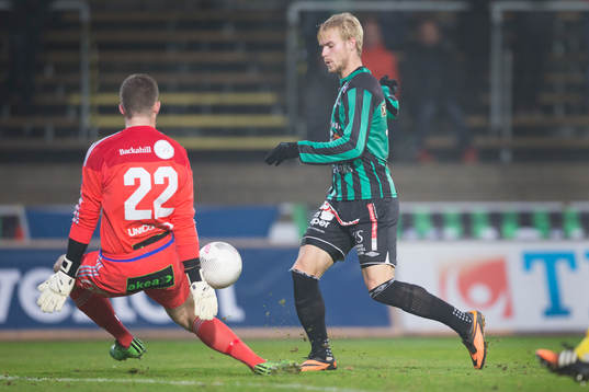 Varbergs Mats Andre Kaland och Ängelholms målvakt Carl