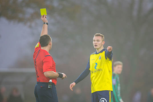Domare Dragan Banjac ger Ängelholms Robin Staff gult kort