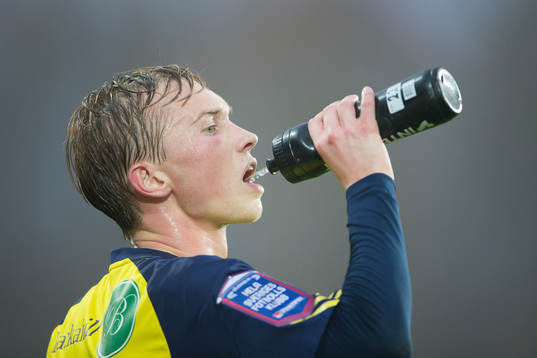 Ängelholms Albin Nilsson dricker vatten