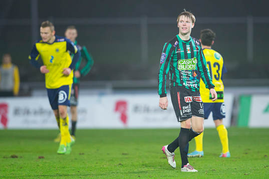 Varbergs Anton Liljebäck kliver av planen