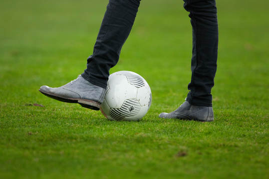 Ängelholms tränare Christian Järdler leker med bollen