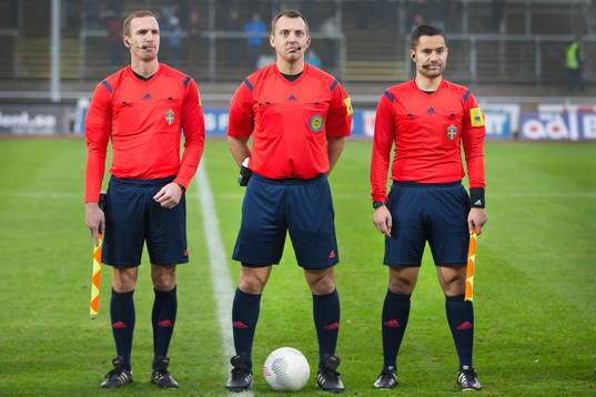 Assisterande domare Pär Leek och domare Dragan Banjac och