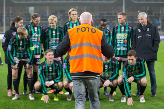 En fotograf ställer upp Varbergs spelare för en gruppbild