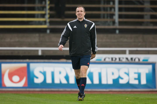 Domare Dragan Banjac före otbollsmatchen i Superettan