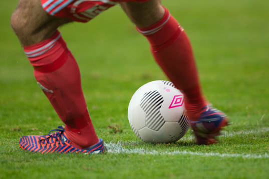 Ängelholms målvakt Carl Lindell sparkar ut bollen