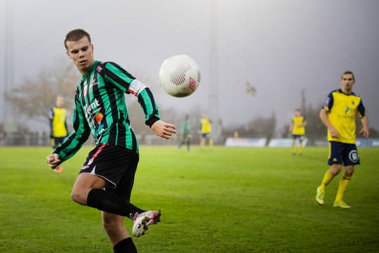 Varbergs Elias Andersson klackar bollen