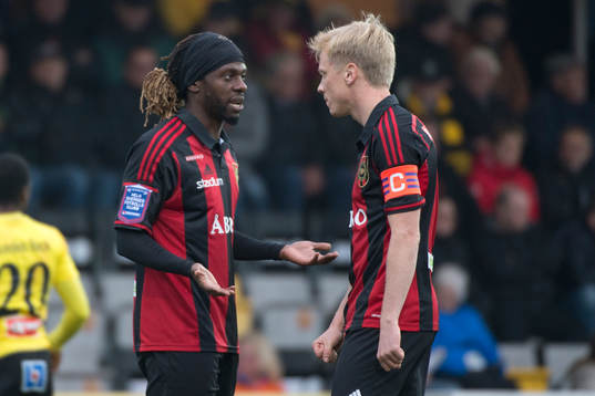 Brommapojkarnas Martin Mutumba och Gustav Sandberg