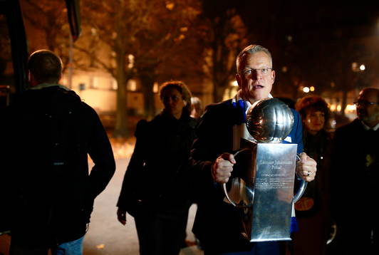 Norrköpings tränare Jan Andersson med bucklan på väg in