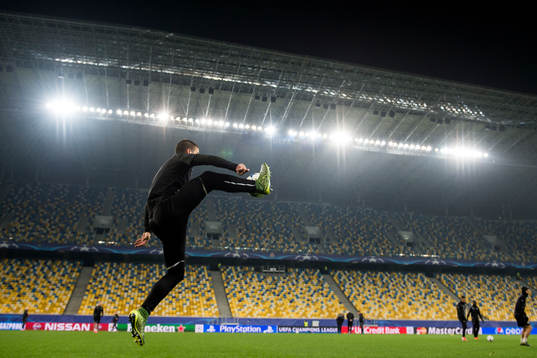 Malmö FFs Vladimir Rodic plockar ner en boll