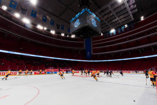 Lukko Raumas och Djurgårdens spelare värmer upp i Globen
