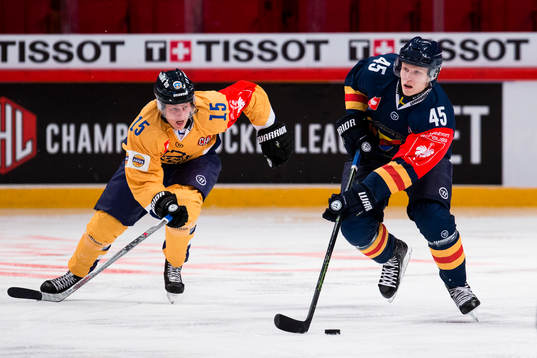 Lukko Raumas Toni Suuronen jagar Djurgårdens Alexander Falk