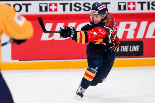 Djurgårdens Marcus Sörensen med ett skott