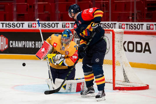 Lukko Raumas målvakt Ryan Zapolski och Djurgårdens Daniel
