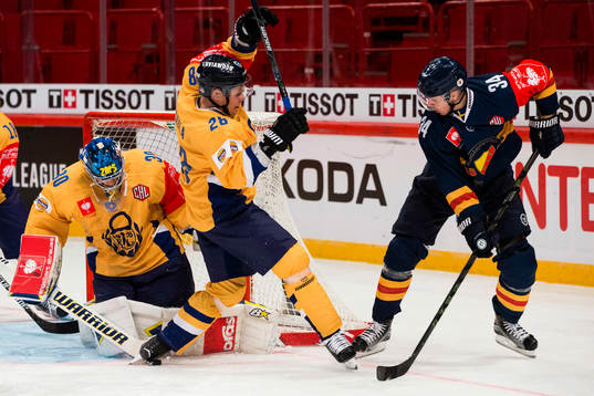 Lukko Raumas målvakt Ryan Zapolski och Janne Niskala