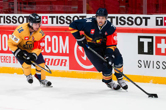 Lukko Raumas Rony Ahonen jagar Djurgårdens Tobias Hage